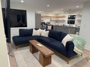 New 2024-Renovated Modern Farmhouse - 4 Bed Top Floor Unit